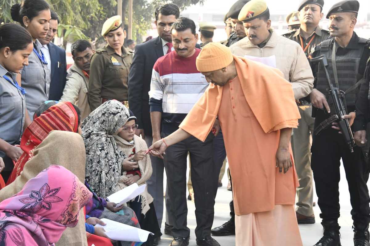 सीएम योगी ने जनता दर्शन में 200 फरियादियों की समस्याएं सुनीं, बोले- दबंगों को सिखाओ सबक, गरीबों के बनवाओ मकान